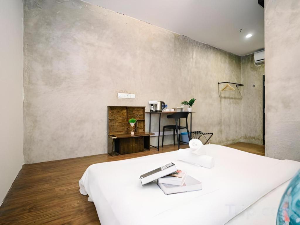 Hotel The Hulo & Gallery
